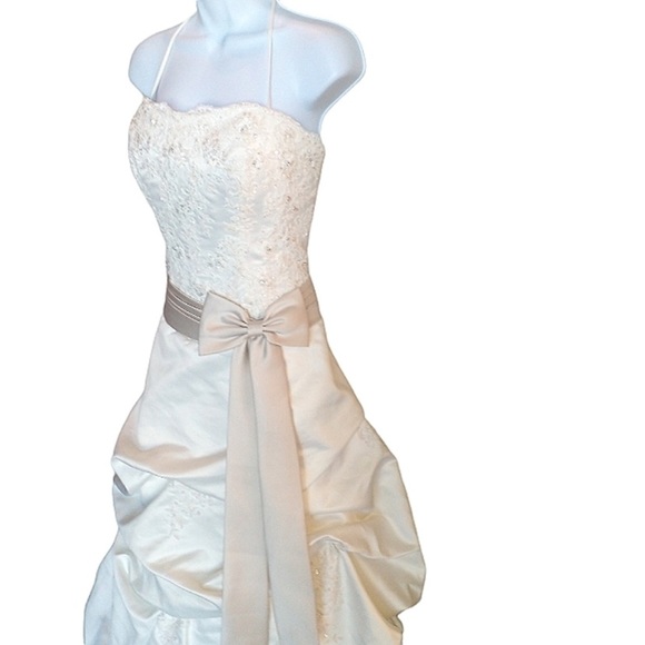 size 12. Stunning and elegant. A fit that perfects that hourglass shape! - Picture 10 of 11